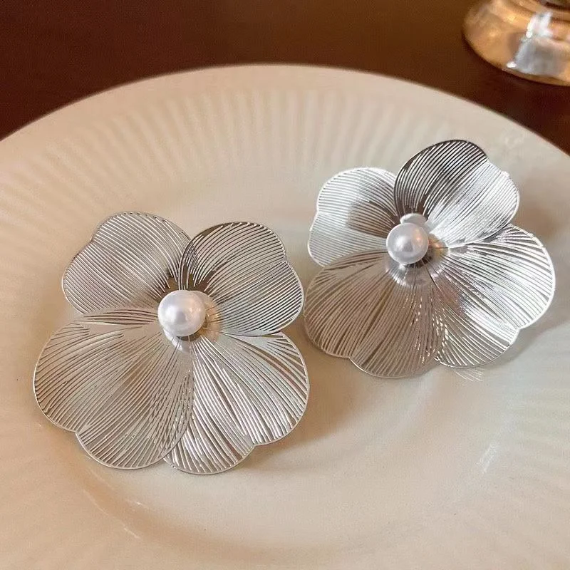 Exaggerated Pearl Flower Earrings