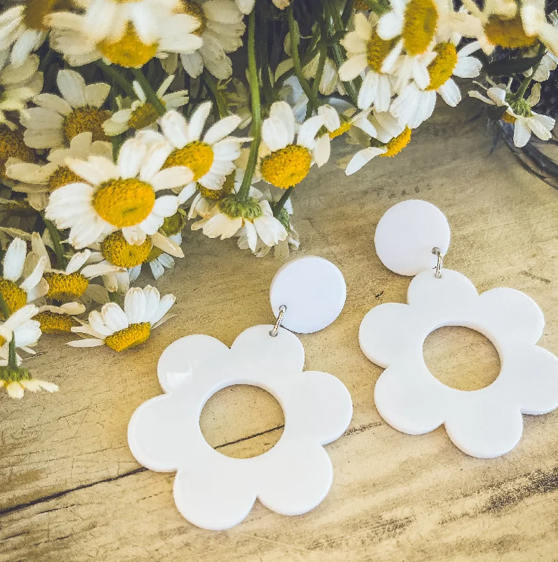 Classic Gold Earrings-Beautiful Acrylic White Flower Earrings